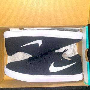 New Nike Check Canvas Black(GS) Sz.7Y/8.5W. Original box